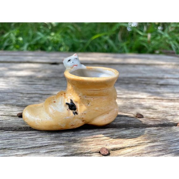 Vintage Miniature Shabby boot planter vase with cat/Kitten - Picture 8 of 11